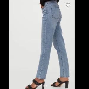 Blåa jeans - Använda fåtal gånger, säljer pga att jag har två par. Jag är runt 175cm :) 