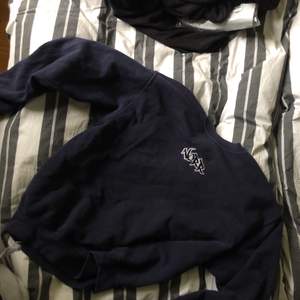 Tvärcool mörkblå sweatshirt jag köpt från ett UF-företag för några år sedan! 
