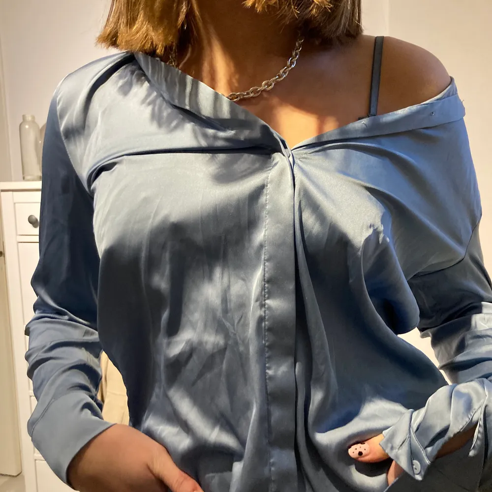 En skitfin ljusblå skjorta från H&M som endast är använd en gång på valborg därför är den fortfarande som ny! Den är extremt bekväm och lyxig 😁 Köparen står för frakten!💕. Skjortor.