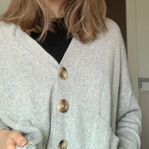 Kofta - Jätte fin kofta, inga defekter alls! Passar perfekt över tex en polo eller ett linne. köparen står för frakten 💕 priset kan absolut diskuteras✨