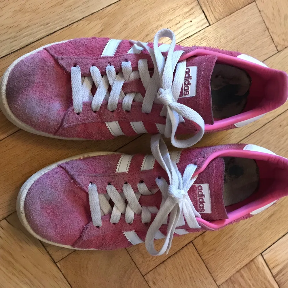 Säljer ett par rosa adidas-skor som används ett par månader, och därmed kan behövas putsas upp litet då de är i någon slags mocka! Men annars i fint skick. Men kommer inte till användning här. Nypris ca 800:-  Storlek 37 1/3, så 36, 37, 38 skulle nog kunna ha dessa.  Kan mötas i Stockholm eller skicka mot fraktkostnad! ✨🌸✨. Skor.