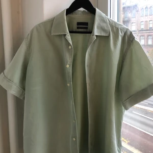 Grön Skjorta - Oversized grön skjorta från Zara. Riktig snygg att ha över ett linne eller bikini. Väldigt stor så sitter oversized på alla storlekar från XS-L/XL