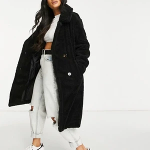 Svart Teddy kappa oanvänd!  - Säljer en svart Teddy kappa från nakd, helt oanvänd säljer pågrund av att jag har en liknande. Storlek 38!