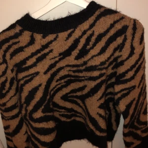 Stickad zebratöja - Stickad tröja från hm, jätte fin och sparsamt använd! Skriv till mig vid intresse eller frågor🥰