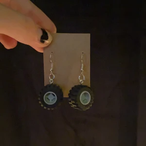 Lego örhängen  - Örhängen med lego bildäck. Väger lite men inte alls mycket! Jätte fina och coola:) frakt är inkl i priset! ✨ 