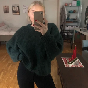 Grön stickad tröja  - Mossgrön stickad tjock tröja från Monki! Köparen står för frakten 🌼