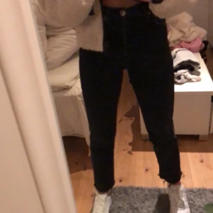 Zara jeans - Jätte fina momjeans ifrån Zara i strl 32 ( jag är 164), sparsamt använda! Hör av dig till mig vid intresse eller fler frågor!🖤