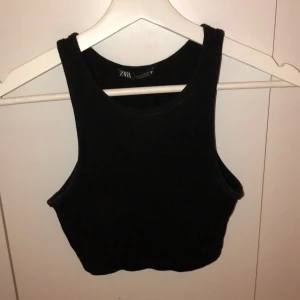 Svart Tanktopp - Svart tanktopp från Zara använd fåtal gånger! Jätte fin att ha under en kofta eller liknande eller bara som den är💕 skriv till mig vid frågor eller intresse!