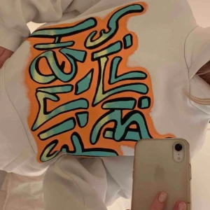 Hoodie - Supersnygg billie tröja, passar en M och är lite oversized