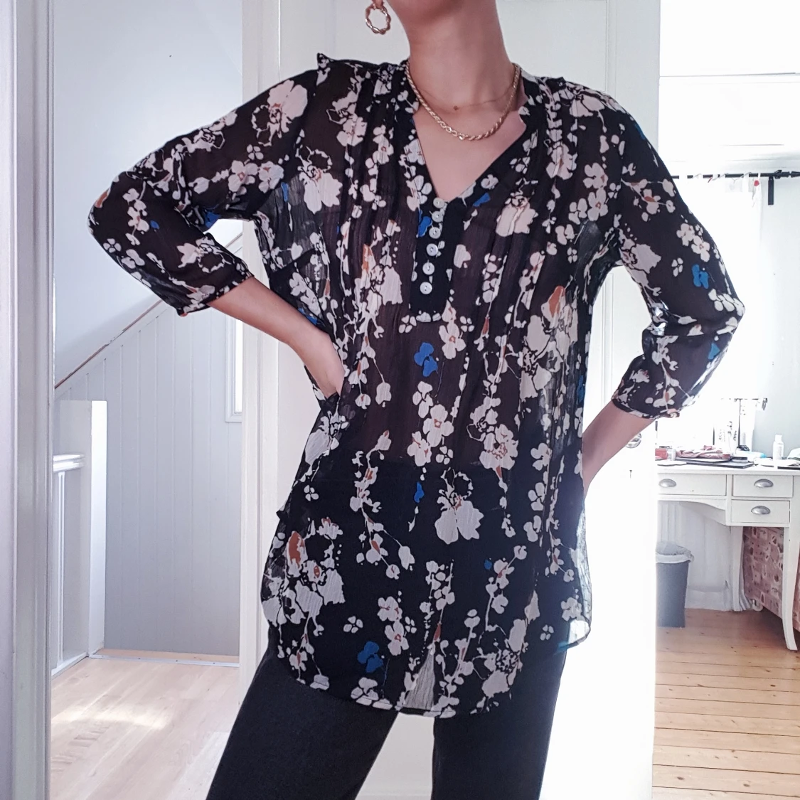 Svart blommig blus - 91