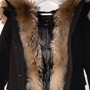 Woolrich Jacka - Säljer denna helt nya woolrich jackan med prislappar på. Den är köpt för 12 199 och säljs nu för 6000 men priset kan diskuteras vid snabb affär.