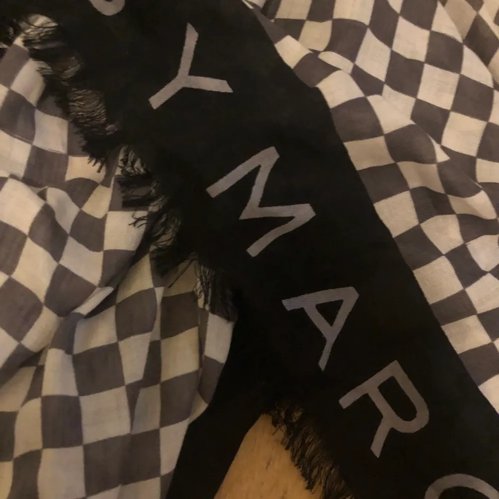 En jätte fin scarf som passar till allt, köpte den i Norge förra året. Har haft den 10tal gånger. Köparen står för frakt . Asusteet.