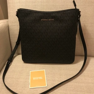 Michael Kors väska - MK väska i mycket bra skick. Inköpt i USA.