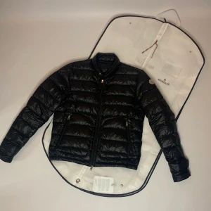 Moncler jacka - Väldigt fräsch jacka från moncler skulle säga att skicket är 9/10. Storlek S 