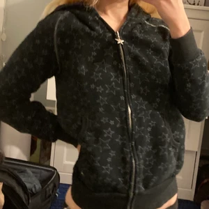 Kort zip-up hoodie - Ganska kort / cropped jättesöt hoodie från firefly. Stjärnor över hela hoodien och på dragkedjan. full med jättesöta detaljer. Köpt secondhand men bra skick. 
