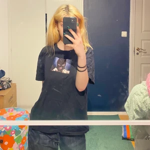 stay tshirt  - Lite edgy tshirt från stay carlings. Bra skick. Trycker är lite urtvättat, se bild. Köparen står för frakten!💕