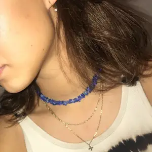 Blått halsband i med blåa plast pärlor köpt av uf företag för 2 år sen  jätte fin och nytt skick fri frakt