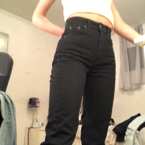 Pull and bear jeans - Enkla och super snygga hel svarta jeans från pull and bear. Använda ett fåtal gånger. Jag tar inte ansvar för postens slarv.