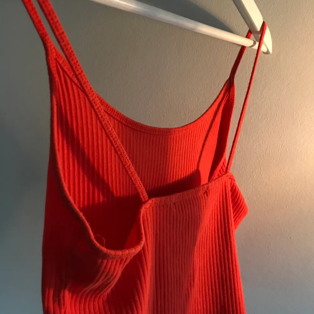 Red ribbed spaghetti strap tank top from BikBok. Size small, perfect condition.. Toppar.