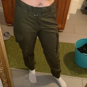 Cargobyxor från hm  - Aldrig använt. Köpt på herravdelningen på hm. Det är storlek 30, jag har annars oftast stl 38 i damstorlek, dessa är lite för stora för mig. 