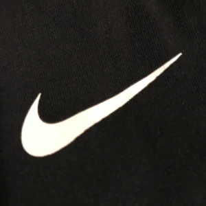 Oversized Nike t-shirt - Asnygg (vintage) mörkblå Nike t-shirt! Den är i storlek xxl men passar alla beroende på hur man vill att den ska sitta :) Fint skick och skönt material. kan mötas upp i Stockholm, annars betalar köparen för frakt❤️ BUDA I KOMMENTARERNA! Budningen avslutas 18:00 26/12