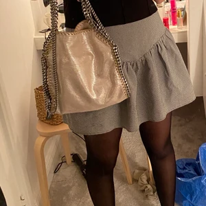 Stella mccartney - Intressekoll på min assnygga stella McCartney väska! Köpte på Vestiaire collective  för en månad sedan, helt nyskick förutom de två supersmå fläckarna som inte alls syns när man bär väskan! Buda eller köp direkt för 4000❤️