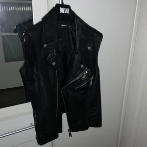 Skinnväst  - Säljer denna snygga skinnvästen från GinaTricot. Storleken är 36 men skulle säga den passar allt från 34-38. Köparen står för frakten 💕💕