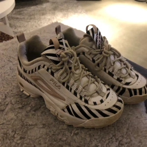 Fila zebra  - Säljer ett par Fila i zebramönster, sparsamt använda. Storlek 35.  Dyra vid inköp, säljer de för 400kr plus porto. Skickas spårbart. 