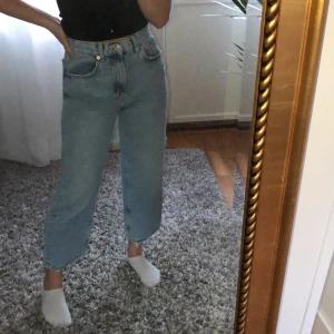 Jeans från Zara - Snygga lite kortare jeans från Zara i storleken 36! Använda 1 gång så mycket bra skick!