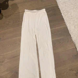 Vita mjukis byxor  - Super söta, kommer ej till användning då dom är för korta 🙏🏼