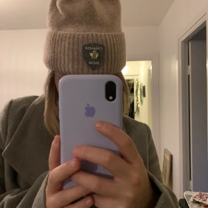 Canada snow mössa - Säljer min mammas Canada snow mössa för att hon ej får användning för den. Inga sminkfläckar och ser ut som ny. Kostade 500kr men sälj för 150kr + frakt 