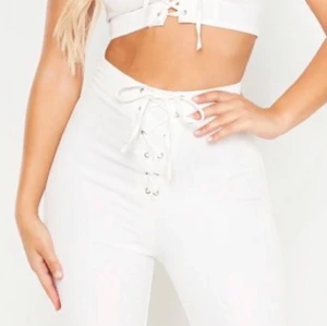 Utsvänga byxor, 40 - Tillstånd: Oanvända Storlek: 40  Endast testade. Väldigt snygga men de var tyvärr för stora på mig. Ungefär 20 cm långa på mig som är 157 