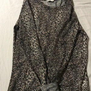 Strl xs - En jättefin leopard tröja, det är meningen att den ska vara genomskinlig. 