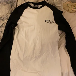 Dickies långärmad  - Jätte fin tröja i bra skick men dock finns de är fläck på tröjan