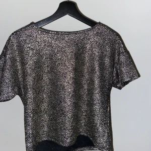 Svart glittrig topp - Svart glittrig topp från Gina Tricot. Använd en gång.