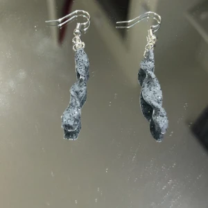Äkta silver örhängen  - Fina snurrade silver örhängen i äkta silver. Fina att ha till mycket