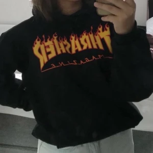 hoodie - Jättesnygg o skön hoodie från trasher. Köpt för 900 storlek S killmodell. Säljer då den inte kommer till användning, använd ett par gånger jättefint skick!✨