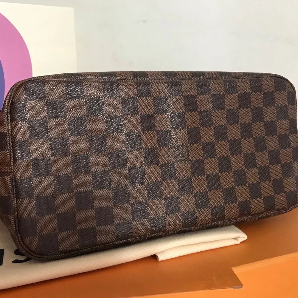 On sale Neverfull Mm Louis Vuitton original, with pouch included, damier ebene, red interior, comes with all, box, dustbag and receipt. Shipping will be vía express and insured method.. Väskor.