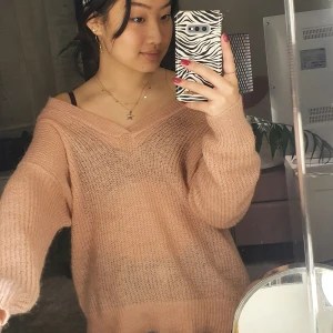 Baby pink stickad sweatshirt  - Säljer min supersöta baby pink stickade tröja. Passformen är V ringad och overzised, kan ha både uringat och off shoulder som jag visar på bilderna. Sitter perfekt på mig som är XS men passar även S och M då den är overzised. Buda med start 100❤