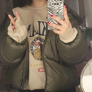 Zara Overzised Puffer Jacket - Militärgrön overzised puffer jacket från älskade Zara. Varm och vintervänlig. Bra kvalitet och tål lite regn. Passar mig som är XS men passar även S och möjligtvis M. Säljer då jag har för många jackor. Öppet bud med start 350 kr <3 HAPPY BIDDING 