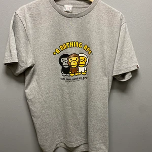 Vintage baby milo tee  - Tja! Har ännu en vintage baby milo tshirt som jag tänker sälja. Storleken är medium och skicket kan vara svårt att ana för att den är en vintage. Priset är på 500 + frakt ifall det inte går att mötas, ni får vara snabba för jag har medans en kund på 400 