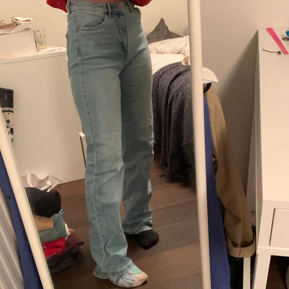 Troligtvis de skönaste jeansen jag haft på mig men för stora i midjan tyvärr 😫  Möts upp i sthlm men fraktar även om köparen står för frakten 💜🌕 Buda i kommentarerna från 90. Jeans & Byxor.