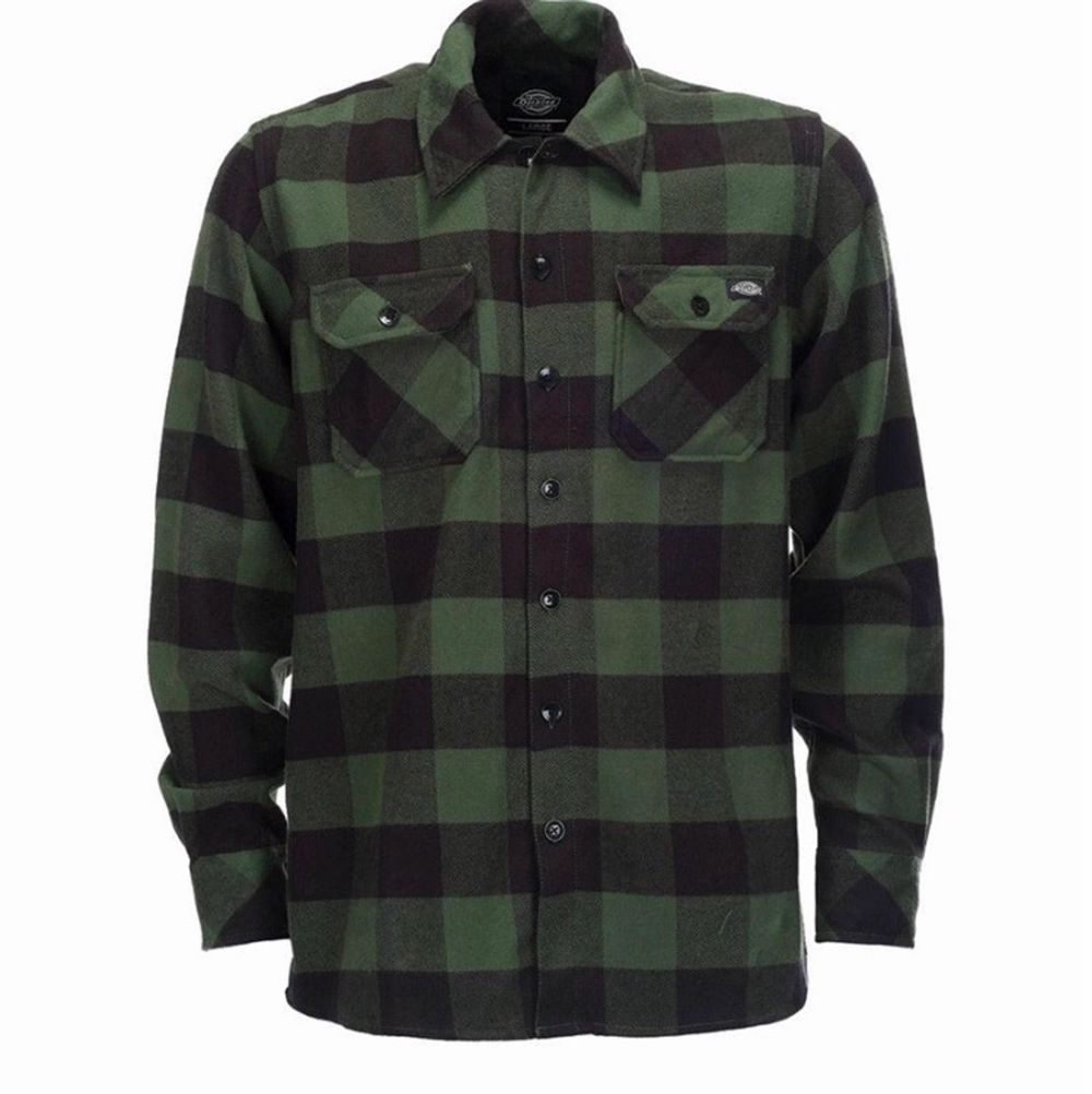 Intressekoll på min gröna dickies flanellskjorta! Den är ganska tunn sp man kan använda den som en tröja eller jacka. Köpt på herravdelningen i xs så den är over-sized på mig som i vanliga fall har xs/s. Nypris 650 på Hollywood men säljer här för 250. Använd men i nyskick.. Skjortor.