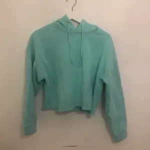 Säljer en cropped mintgrön hoodie från lager 157. En gång använd.💚💚💚💚 Frakt ingår.