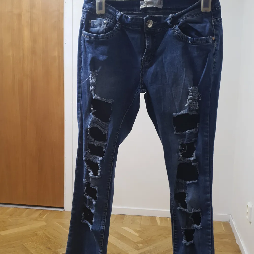 Hej jag säjlija en jeans stulik 42 använda 1gång . Jeans & Byxor.