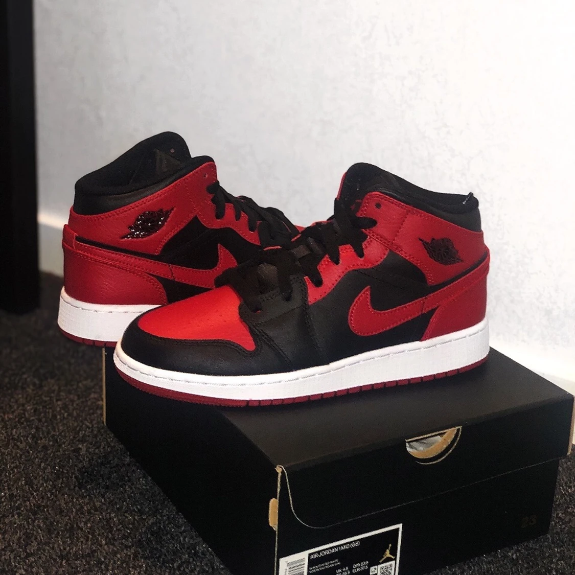 Jordan 1 mid banned