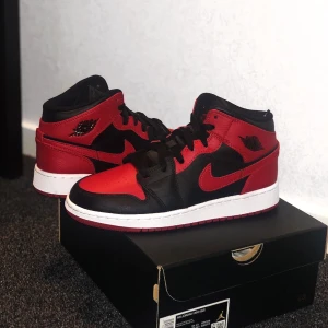 Jordan 1 mid banned - Hej allihopa. Säljer nu dessa då dom inte passar min flickvän. Jag kör budgivning från 0kr!!