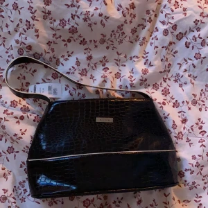 Snygg väska  - Säljer denna, aldrig använd och köpt på secondhand. Frakt betalas av köparen 