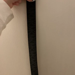 Michael Kors skärp - Jättefint Michael kors (äkta) skärp som tyvärr inte kommer till användning. 85cm bred (strlk s) och har 7 olika hål. Betalning sker via swish och köpare står för frakt😊