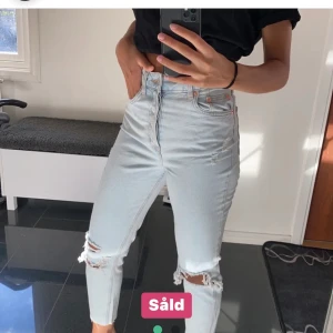 Blåa jeans med hål i - Det är i bra skick,köpte från en annan på Plick men det var lite för små för mig,pris går att diskutera vid snabb försäljning,prislapp är kvar❤️